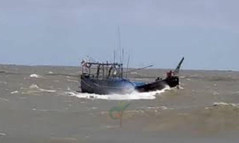 কয়রায় হঠাৎ ঝড়ে নদীতে নৌকাডুবি, দুই জেলে নিখোঁজ