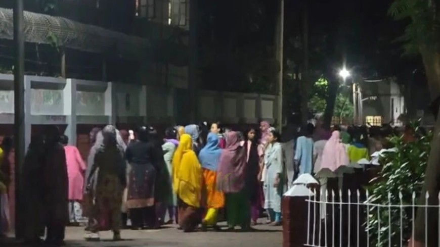 ছাত্ররাজনীতি নিষিদ্ধের দাবিতে মধ্যরাতে ইডেন মহিলা কলেজে বিক্ষোভ