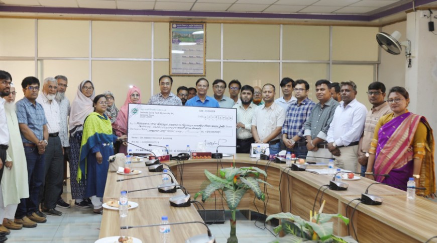 শিক্ষার্থীদের কল্যাণে যবিপ্রবির অধ্যাপকের অর্ধকোটি টাকা প্রদান