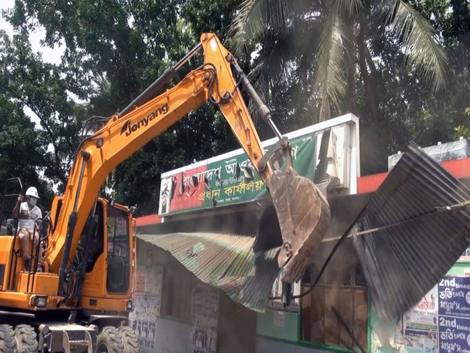 যশোরে শতাধিক অবৈধ স্থাপনা গুঁড়িয়ে দিলো গৃহায়ন কর্তৃপক্ষ