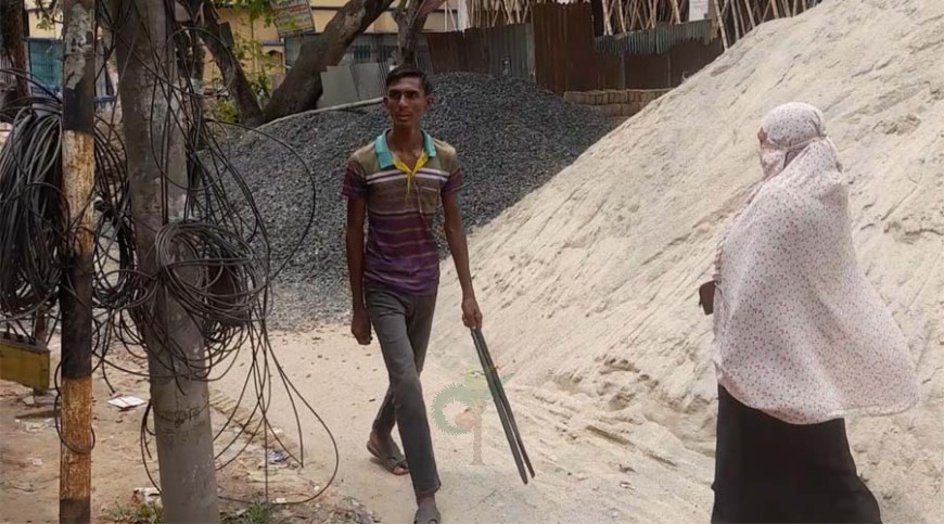 ঝিনাইদহে ড্রেন নির্মাণে মানুষের ভোগান্তি, কলেজ সড়কের প্রবেশমুখে বালু-পাথরে বন্ধ রাস্তা