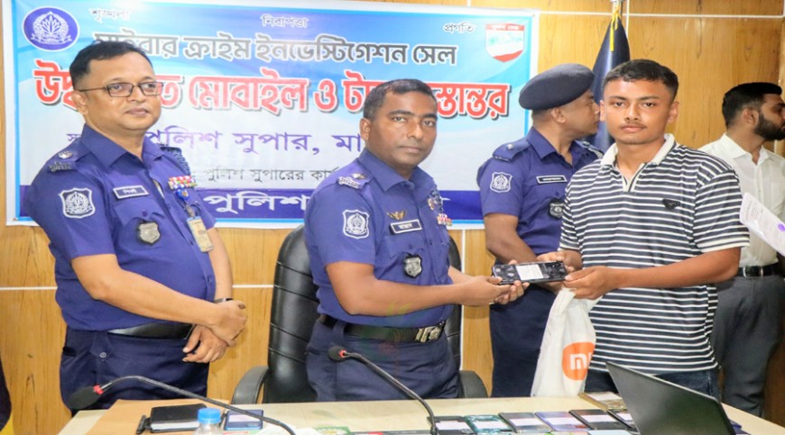 মাগুরায় উদ্ধারকৃত ৩৫টি মোবাইল ফেরত দিলো পুলিশ