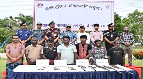 সুন্দরবনে ‘ছোট সুমন বাহিনী’র সাত সদস্যের অস্ত্রসহ আত্মসমর্পণ