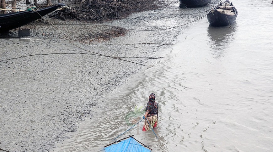 উপকূলীয় নারীদের নীরব সংগ্রাম: রাষ্ট্রকে দাঁড়াতে হবে পাশে