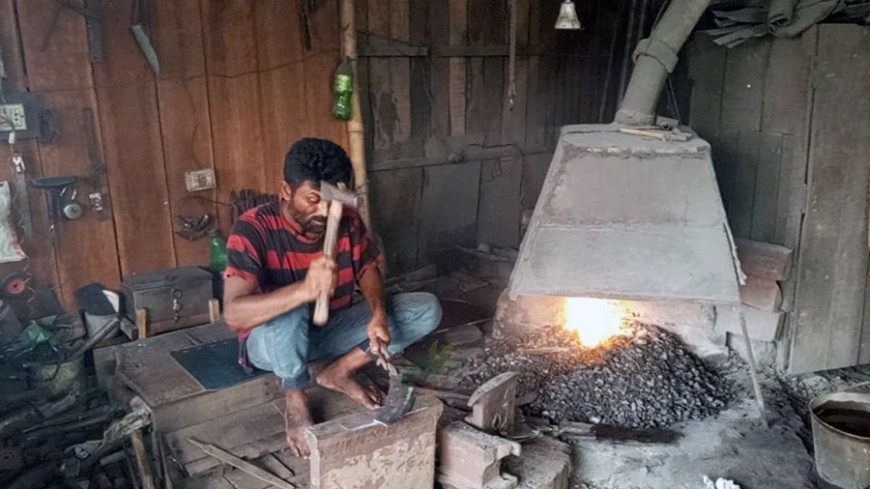 কোরবানি: দা বঁটি ছুরি তৈরি আর শাণ দিতে ব্যস্ত কামাররা