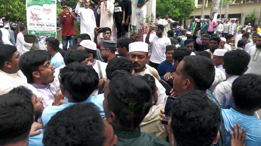 ঝিনাইদহে নাসীরুদ্দীন পাটওয়ারীর ওপর ডিম নিক্ষেপ
