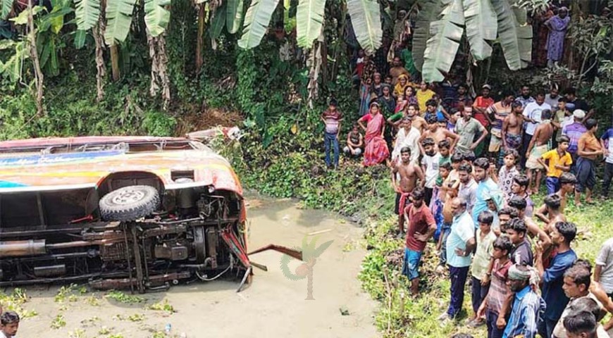 কুষ্টিয়ায় বাস খাদে পড়ে তিনজন নিহত