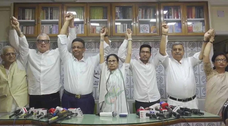 পদত্যাগ করছেন না মমতা