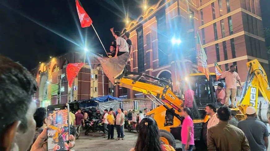 গেরুয়া বুলডোজারে পশ্চিমবঙ্গে ধ্বংসলীলা