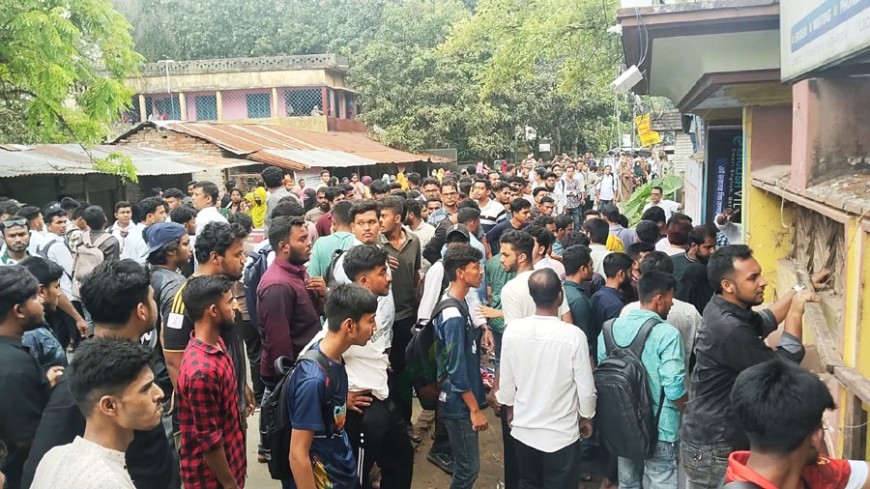 শিক্ষককে অসম্মান, কোচিং সেন্টারের সামনে শিক্ষার্থীদের বিক্ষোভ