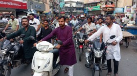 মোটরসাইকেল ঠেলে জ্বালানি তেলের দাম বৃদ্ধির প্রতিবাদ