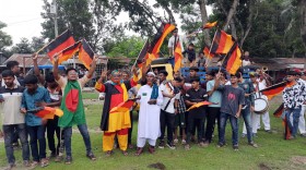 জমি বিক্রি করে সাড়ে সাত কিমি দীর্ঘ পতাকা বানালেন মাগুরার আমজাদ