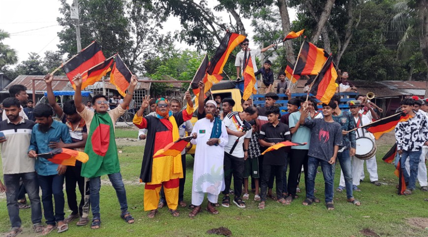 জমি বিক্রি করে সাড়ে সাত কিমি দীর্ঘ পতাকা বানালেন মাগুরার আমজাদ