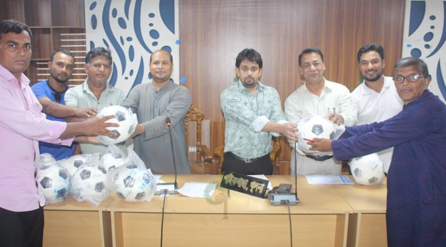 পাইকগাছায় শিক্ষার্থীদের ফুটবল বিতরণ