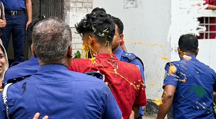 যশোরে স্ত্রীর ‘খুনি’ সুজনকে আদালতে ডিম নিক্ষেপ