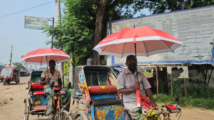 তীব্র গরমে ছাতা হাতপাখা বিতরণ