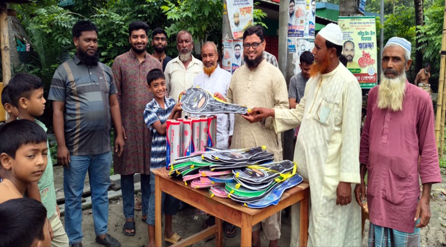 রামনগরে শিশুদের মাঝে জামায়াতের খেলাধুলা সামগ্রী বিতরণ