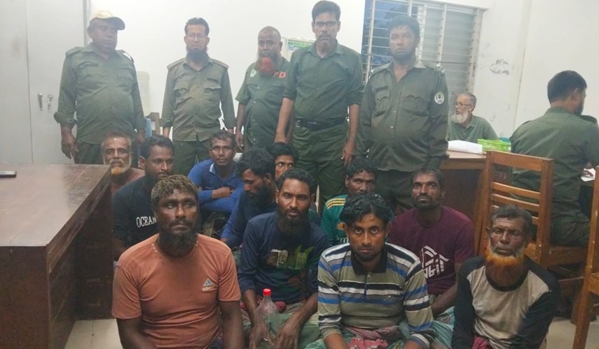 নিষিদ্ধ সময়ে সুন্দরবন থেকে ফেরা ১১ মৌয়াল এক হাজার কেজি মধুসহ আটক