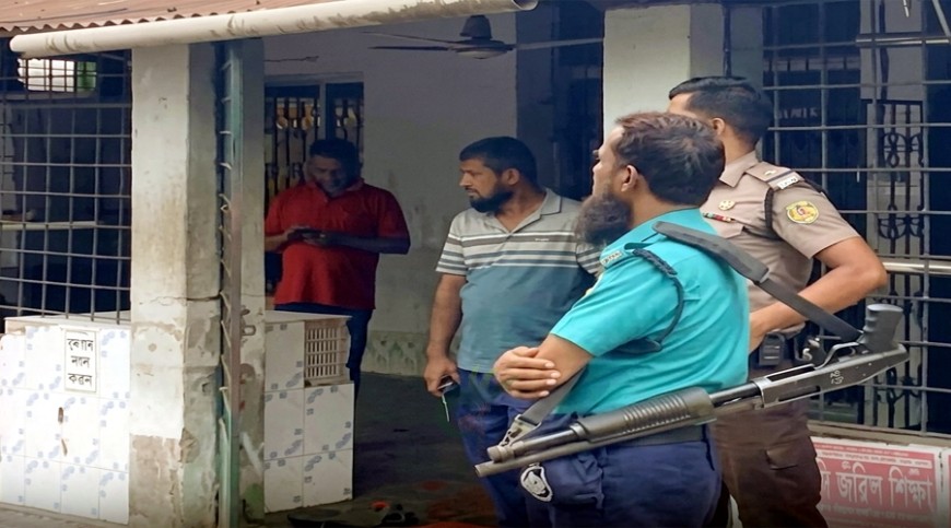 খুলনায় মসজিদে নামাজ চলাকালে সন্ত্রাসীদের গুলি, দুই মুসল্লি গুলিবিদ্ধ