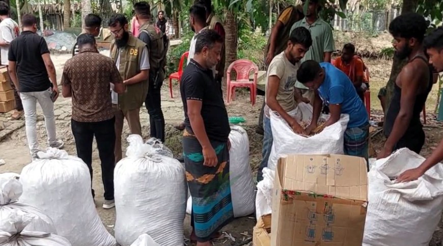 বাগেরহাটে যৌথ বাহিনীর অভিযান: ১০ লাখ নকল সিগারেট ও চোরাই যন্ত্রাংশ উদ্ধার