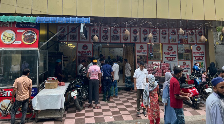 ভোজনবাড়ি: বাইরে পরিষ্কার, রান্নাঘর নোংরা, জরিমানা এক লাখ