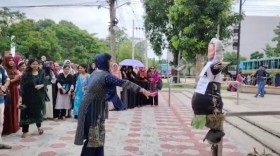 যৌন হয়রানির বিচার দাবিতে খুবি শিক্ষকের ‘পুত্তলিকা দহন’