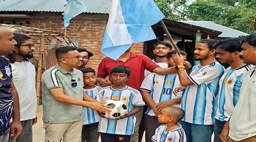 ঝিনাইদহে পলিথিনের পতাকা ওড়ানো শিশু আবির পেল উপহার