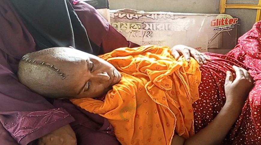 ভাইয়ের কোলে শুয়ে মামলা করতে এলেন মাথার খুলি ভেঙে যাওয়া নাছিমা