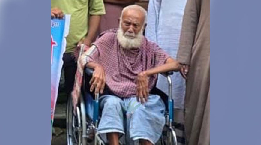 অসহায় বৃদ্ধ পেলেন হুইল চেয়ার