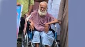 অসহায় বৃদ্ধ পেলেন হুইল চেয়ার