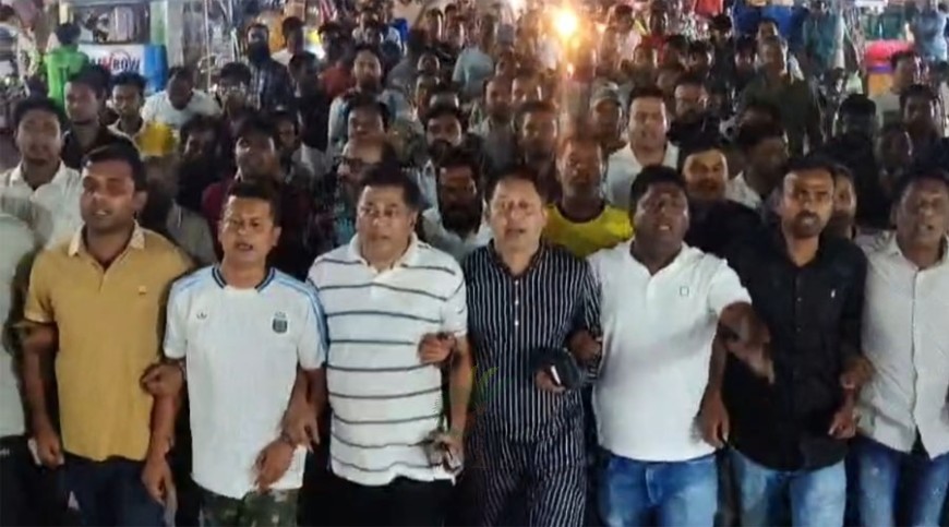 আওয়ামী নাশকতা ঠেকাতে যশোরে ছাত্র-যুবদলের নেতাকর্মীরা রাজপথে