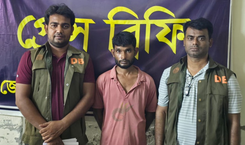 ব্যাংক কর্মকর্তার ১২ লাখ টাকা হাতিয়ে নেওয়ার অভিযোগে যুবক আটক