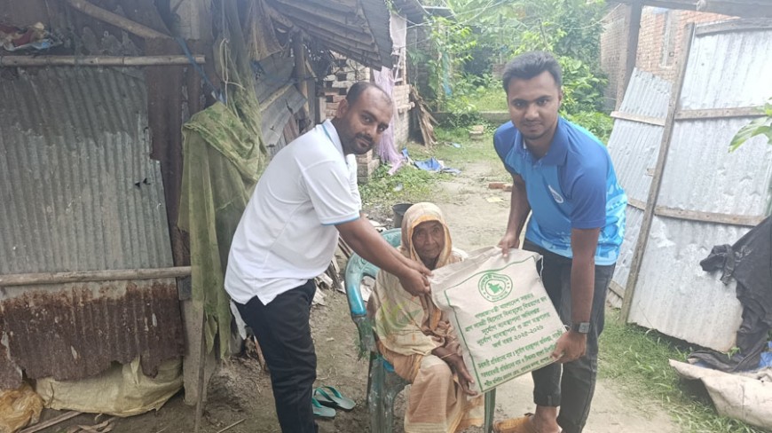 শতবর্ষী আছিয়া বেগমের পাশে সাতক্ষীরা ইউএনও