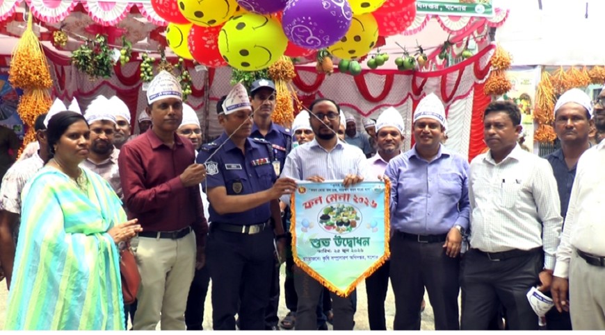 যশোরে শুরু হলো তিন দিনব্যাপী ফল মেলা
