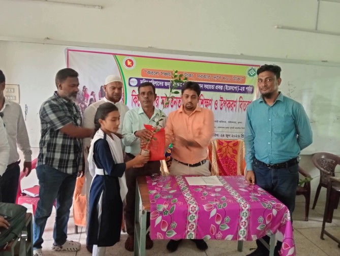 বাল্যবিবাহ প্রতিরোধে পাইকগাছায় ২২ শিক্ষার্থীকে চেক প্রদান