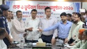 হরিণাকুণ্ডুতে চেক ও ফুটবল বিতরণ