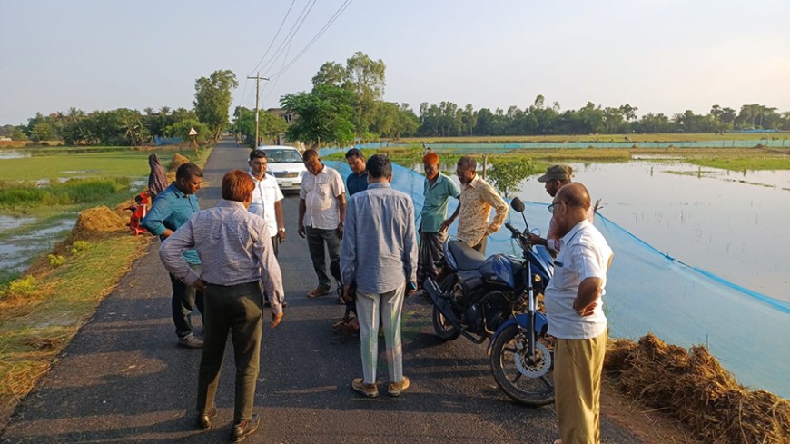 সাতক্ষীরায় গ্রামীণ সড়ক উন্নয়নে গতি