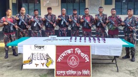 মহেশপুর সীমান্তে দুটি ইতালিয়ান পিস্তল গুলি ম্যাগজিন উদ্ধার