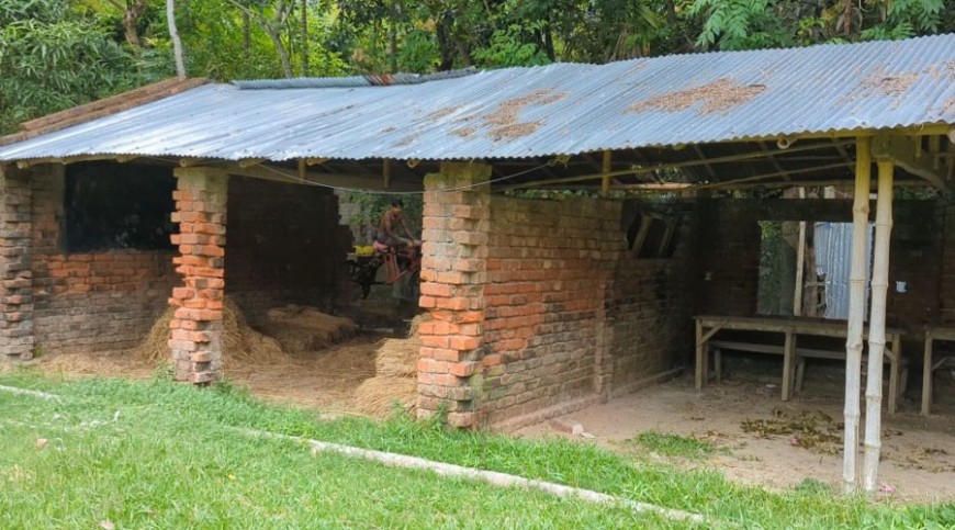 এক যুগ বন্ধ মাদরাসা: জমি ফেরত চাইলেন দাতারা