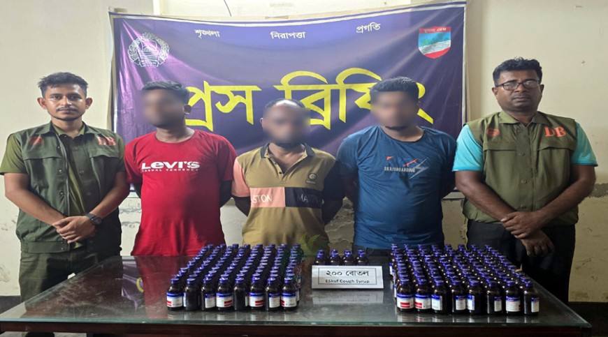 যশোরে পিকআপে তল্লাশি: ২০০ কফ সিরাপ উদ্ধারের দাবি, আটক ৩
