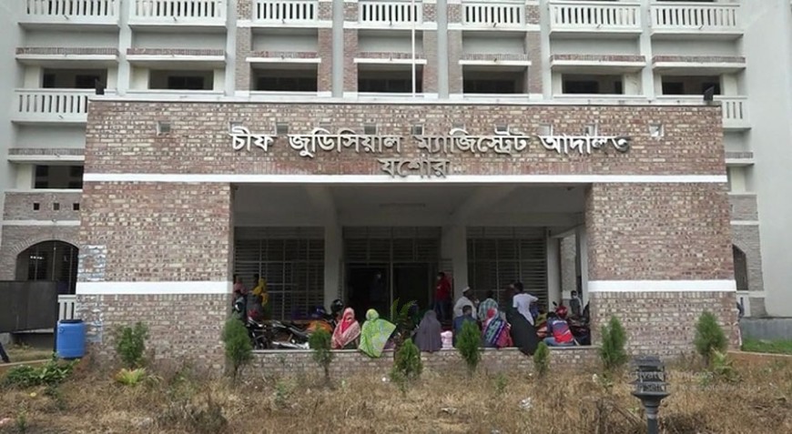 ছোট ভাইকে কুপিয়ে হত্যা চেষ্টা, মায়ের মামলা