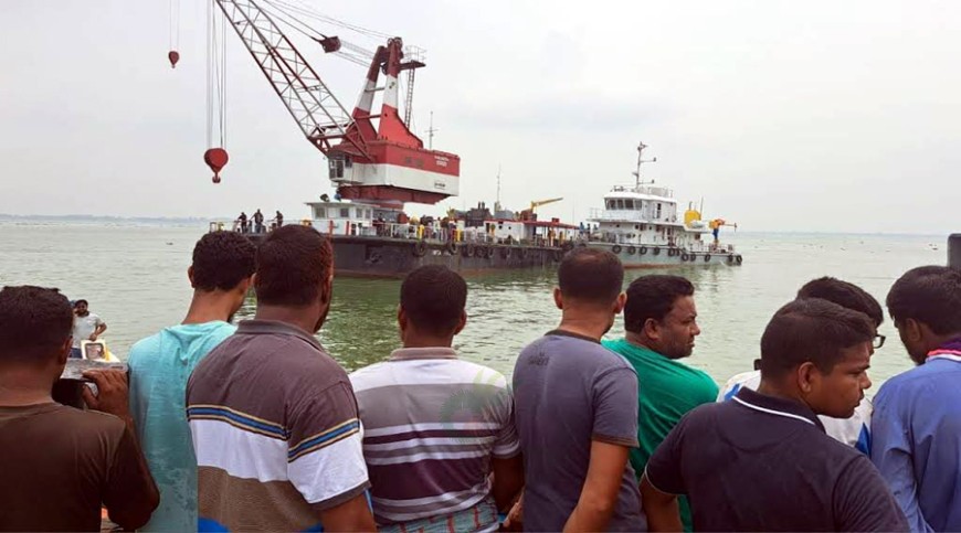 দৌলতদিয়ায় আবারও নিয়ন্ত্রণ হারিয়ে পদ্মা নদীতে বাস!