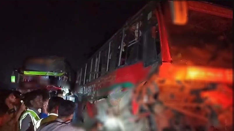নড়াইল-যশোর মহাসড়কে বাস দুর্ঘটনায় আহত ২০
