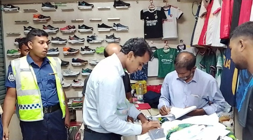 যশোরে খেলা সামগ্রীর দুই দোকানকে জরিমানা