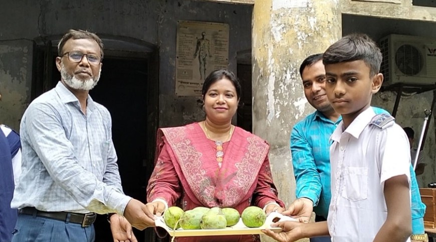 কোটচাঁদপুরে শিক্ষার্থীদের মাঝে আম বিতরণ উৎসব