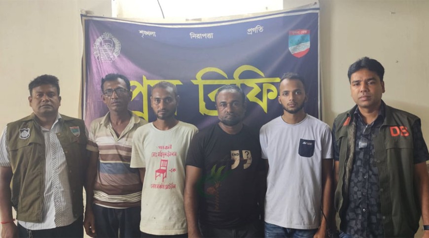 খাজুরায় চোরাই ট্রাক কাটার সময় চারজন আটক