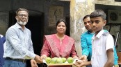 কোটচাঁদপুরে শিক্ষার্থীদের মাঝে আম বিতরণ উৎসব