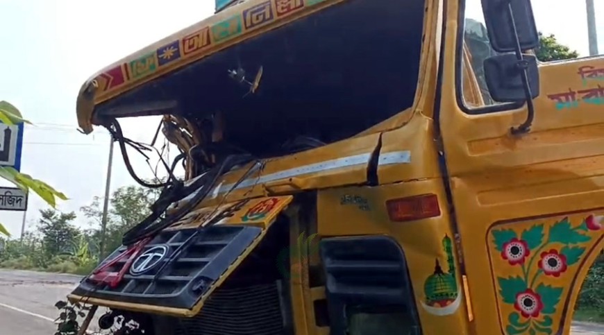 কুষ্টিয়ায় দুই ট্রাকের মুখোমুখি সংঘর্ষ: চালক নিহত, আহত ৩