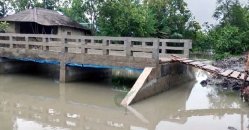 সংযোগ সড়ক ছাড়াই খালের মাঝখানে সেতু