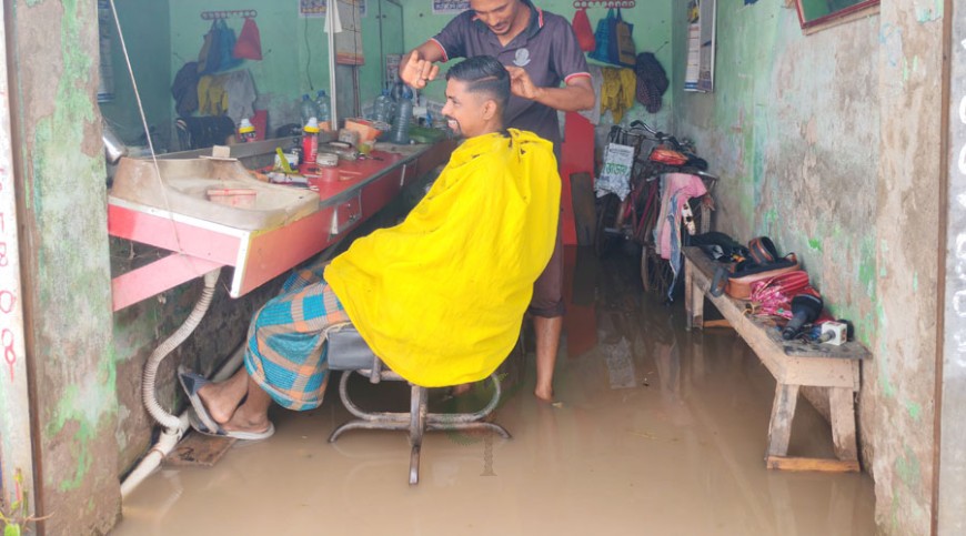 ইতিহাসের সর্বোচ্চ বৃষ্টিপাতে সাতক্ষীরায় বিপর্যস্ত জনজীবন